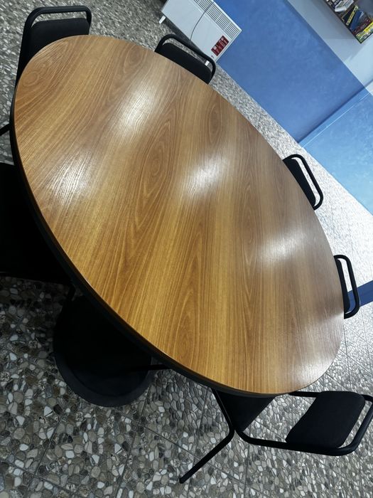 Стіл з натурального дерева