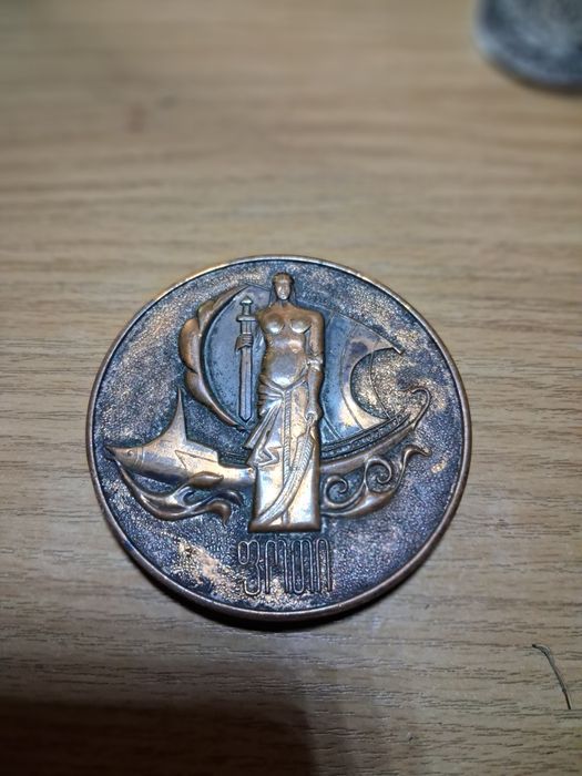 Продам настольную Медаль недорого.