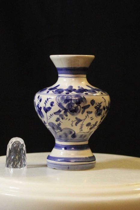 Vaso cerâmica português feito à mão, anos 80, pequeno, azul e branco,