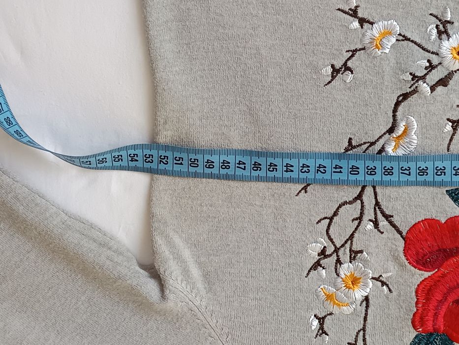 Sweter z wełny i kaszmiru z haftem