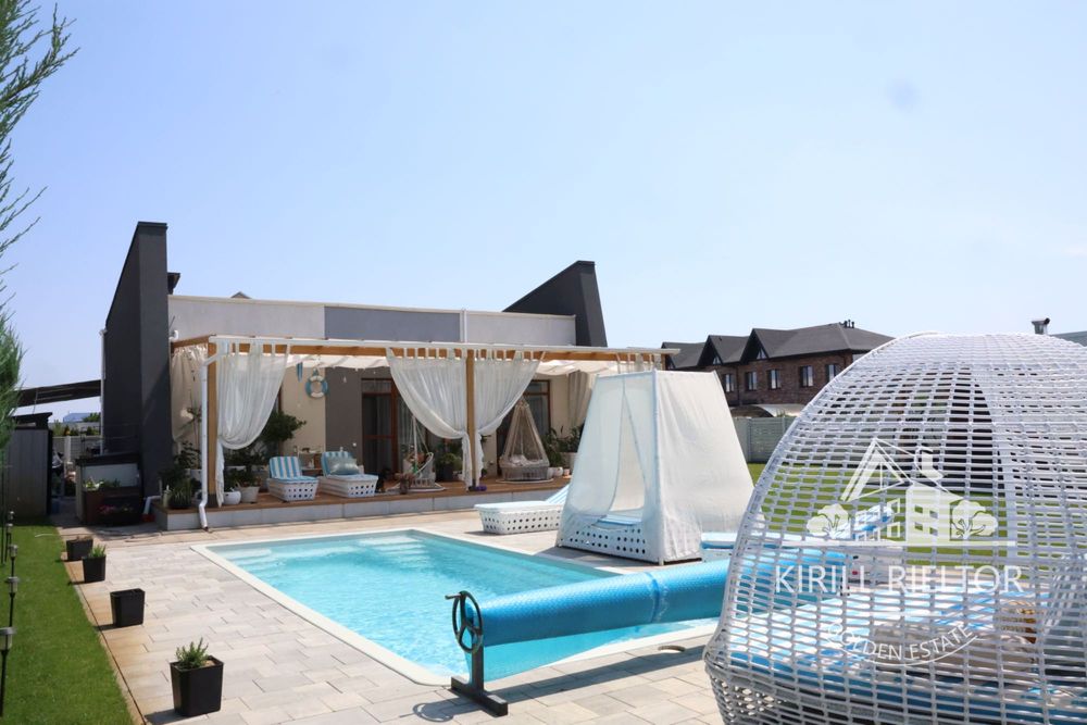 В городке "Золотые Ключи" продается дом с баней и бассейном