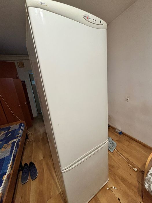 Холодильник Indesit майже новий
