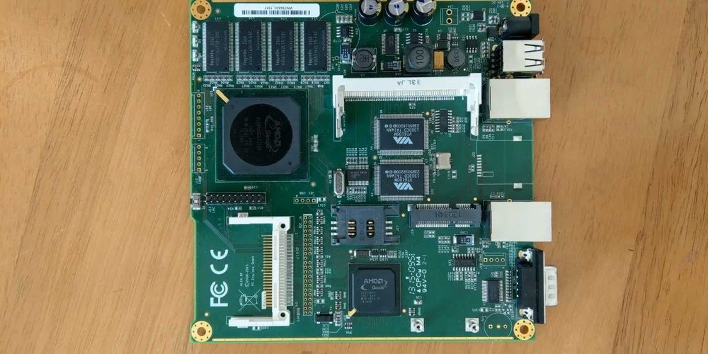 PC Engines ALIX.6F2 – Mini PC / Router / Modem x86 w metalowej obudowie