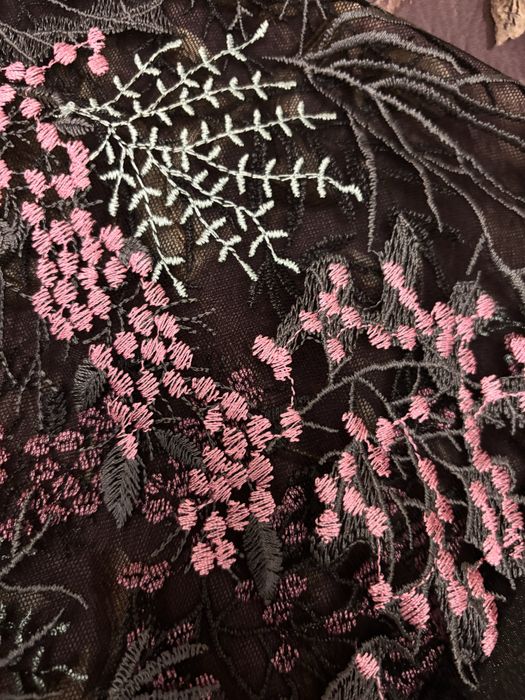 Гарне плаття з вишитими рукавами