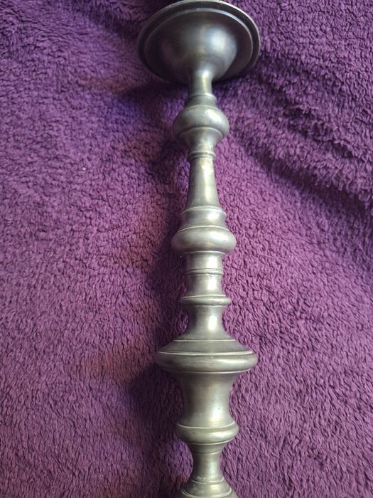 Candeeiro de mesa em estanho trabalhado anos 60