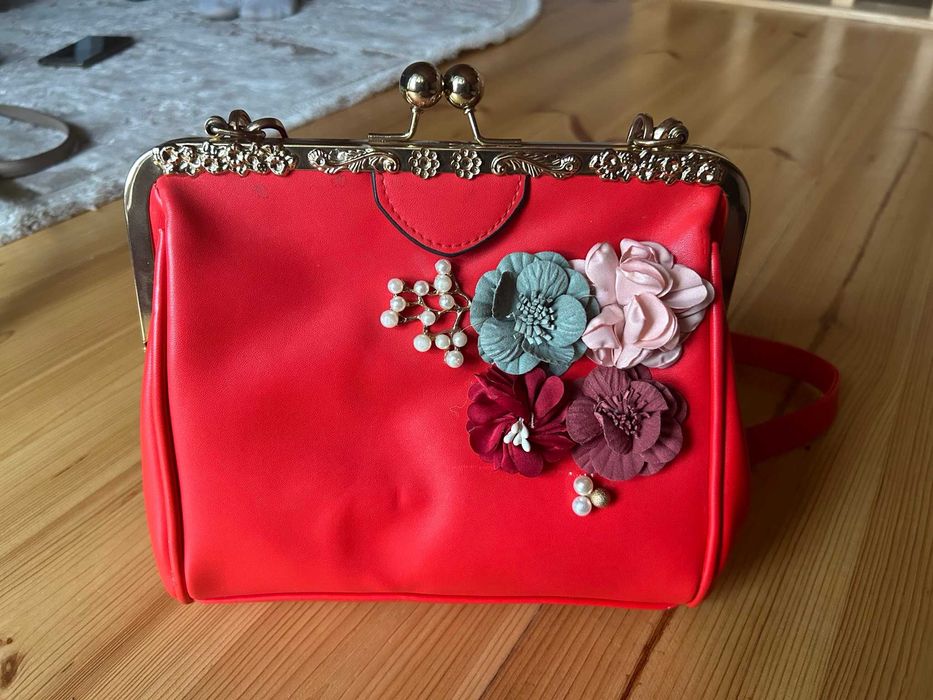 Червона сумка кросбоді