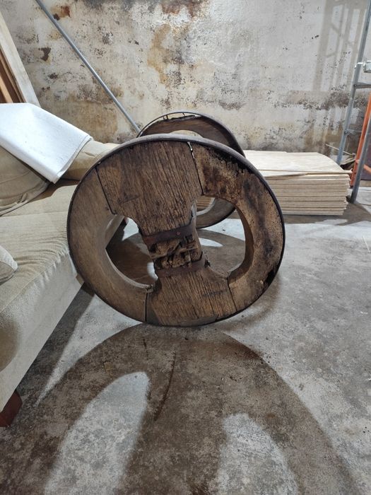 Rodas e eixo de carro de bois