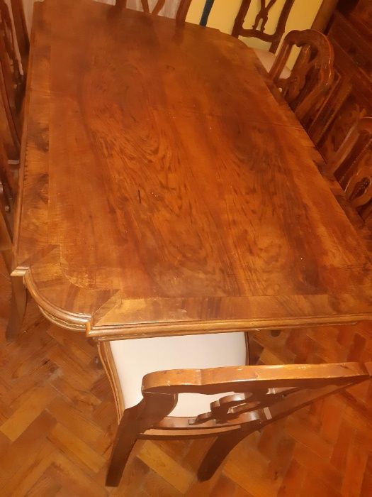 Casa de jantar com mesa, 8 cadeiras e móvel em Nogueira Americana