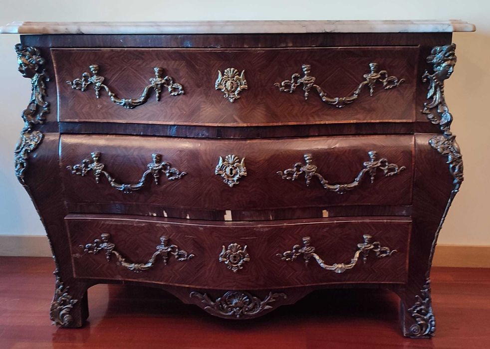 Cômoda de Barriga – Estilo Antigo e Elegante