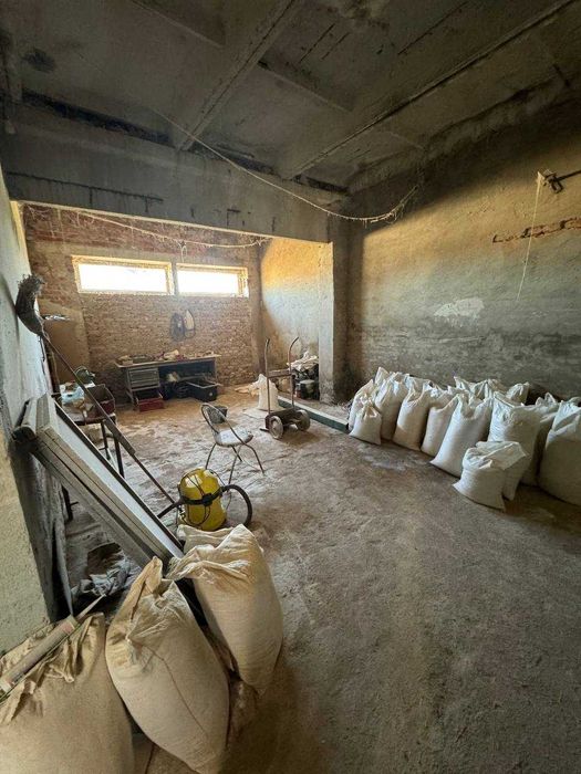 Продається виробничо-складськi примiщення з крупоцехом та обладнанням