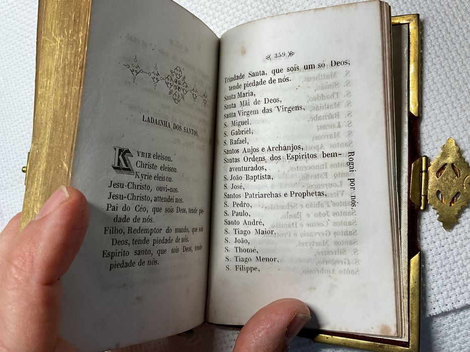 Livro religioso com ferragens douradas - Preces e orações quotidianas