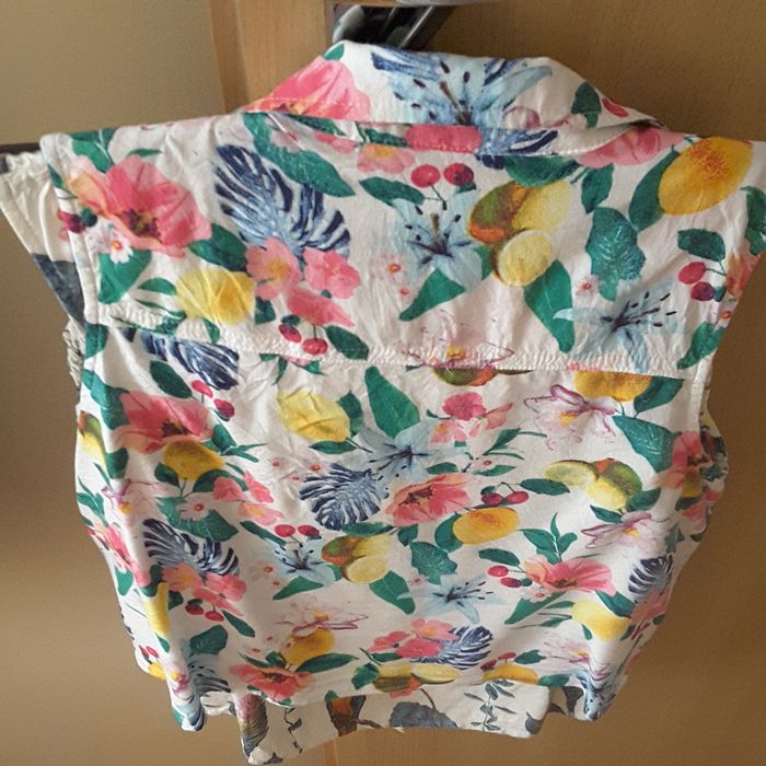 Bluzeczki w kwiatki H&M rozmiar 140 2szt