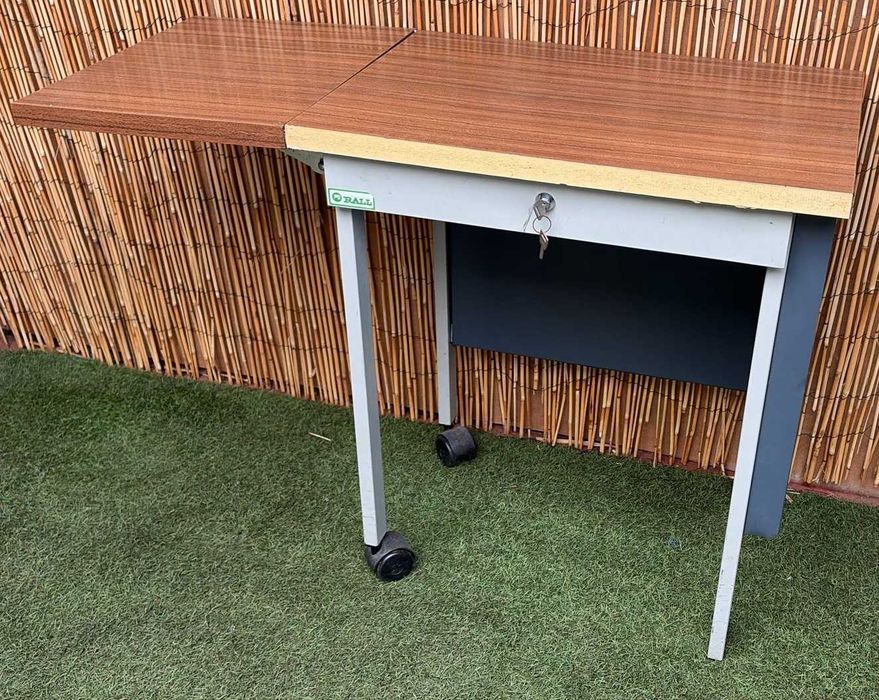 Mesa de escritório vintage com estrutura de metal cinzento com chave