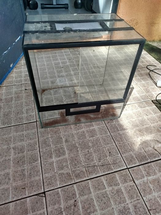 Terrário médio em bom estado