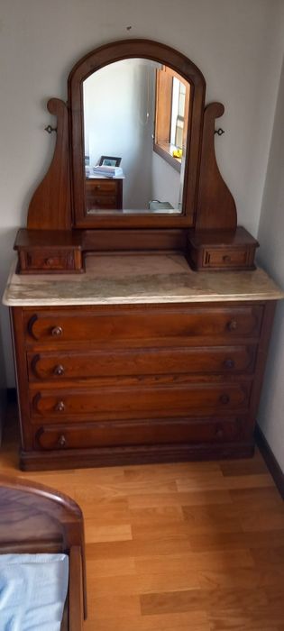 Mobília de quarto antiga em bom estado