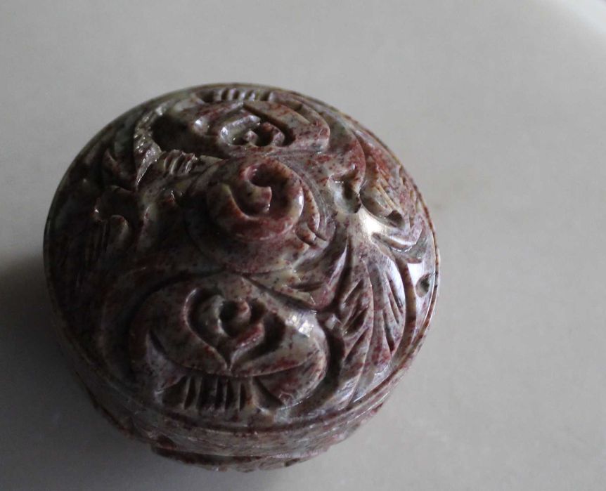 Caixa de pedra sabão vintage, esculpida à mão, com tampa