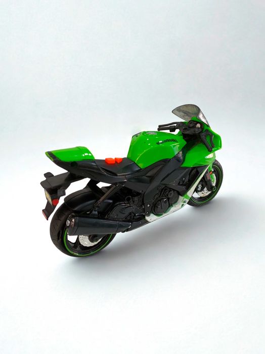 Mota Kawasaki verde de brinquedo