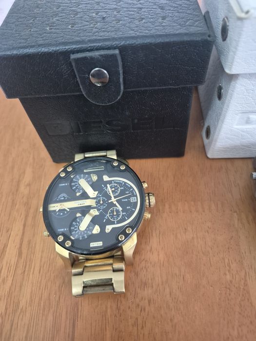 Vendo relogios diesel originais com caixas manuais com pouco uso