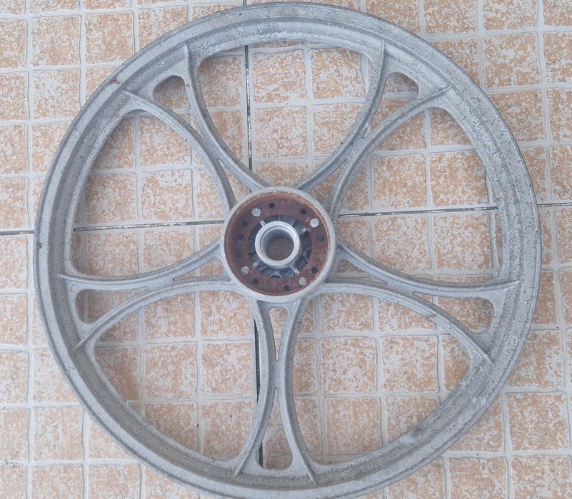 Jantes em alumínio para Peugeot 103. O preço é negociável.