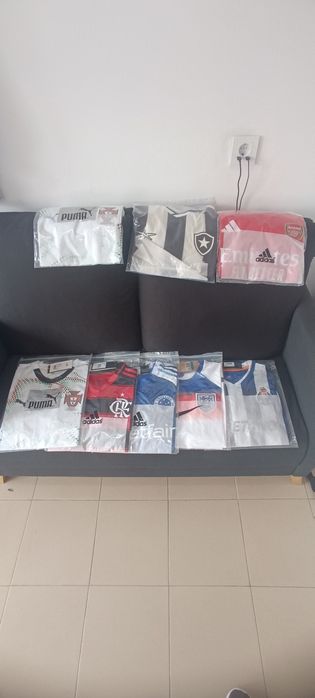 Camisolas de clubes europeus e clubes brasileiros.