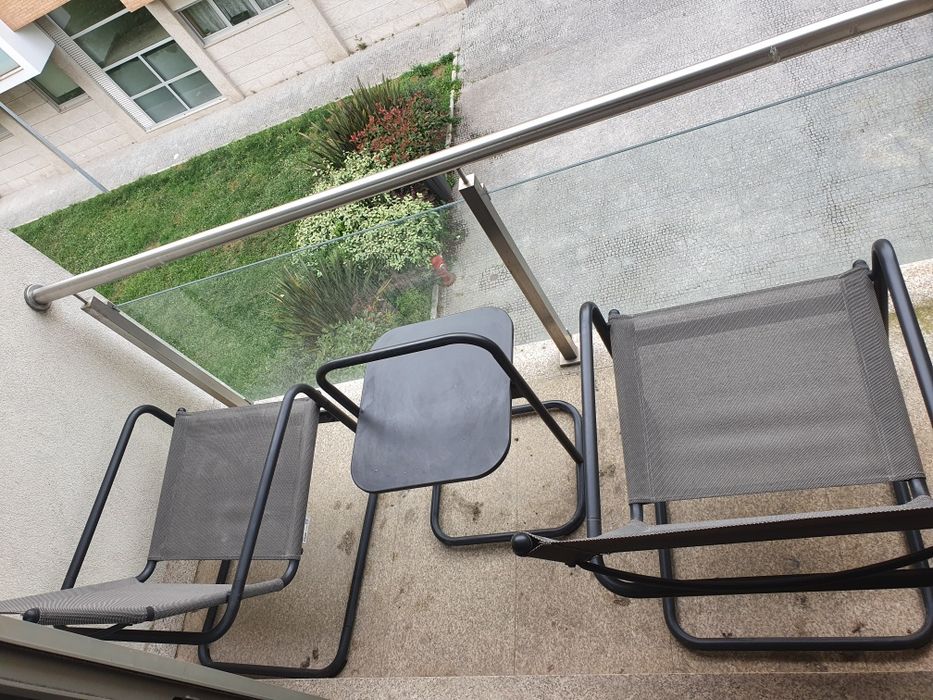 Conjunto exterior – 2 poltronas + mesa de apoio em metal e tecido resi
