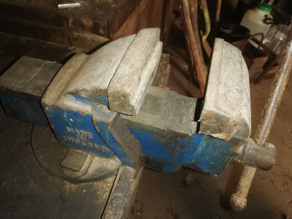 Torno de mesa em bom estado.