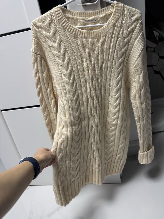 Подовжений теплий обʼємний светр з вовни.