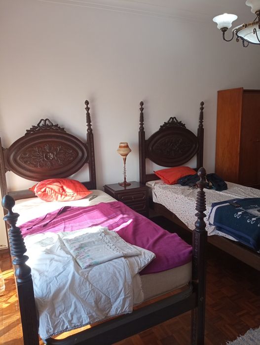 2 Camas em madeira maciça + Estrado + Colchão + mesas de cabeceira