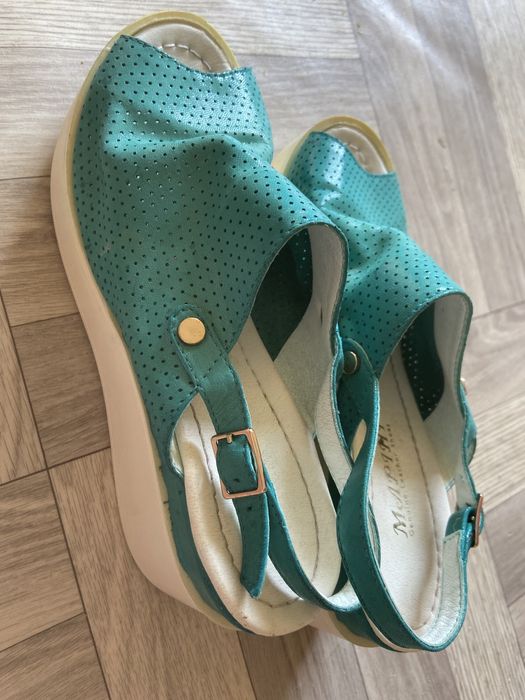 Кожаные босоножки