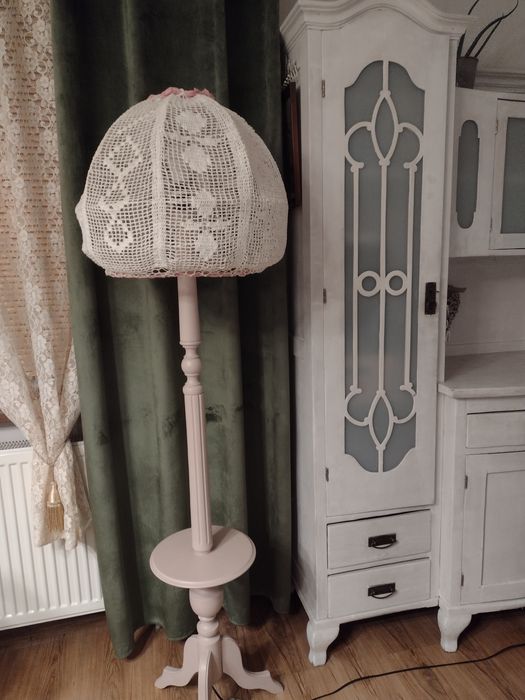 Lampa podłogowa z abażurem szydełkowym