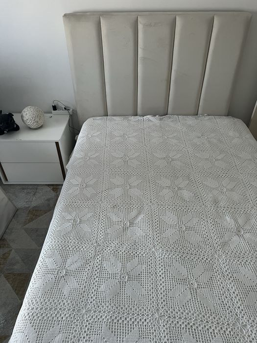 Cama + colchao + mesa de cabeceira