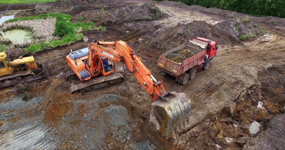 Koparka LONG, wynajem koparki o dużym zasięgu, roboty ziemne