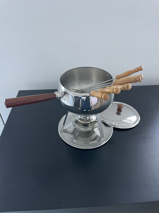 Fondue em aço inox e pega em madeira