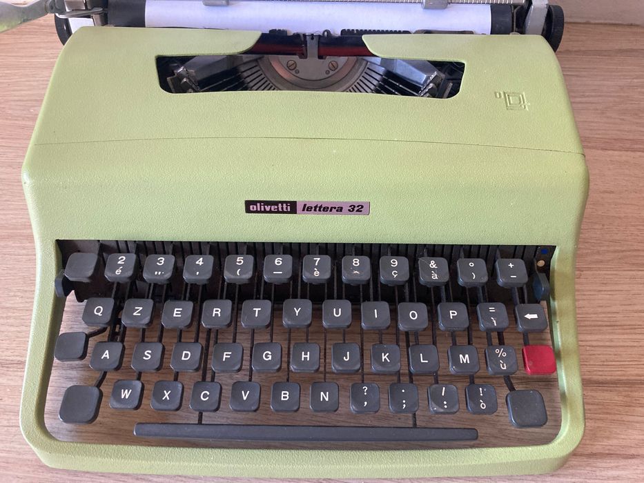 Máquina de escrever  **  Olivetti 32