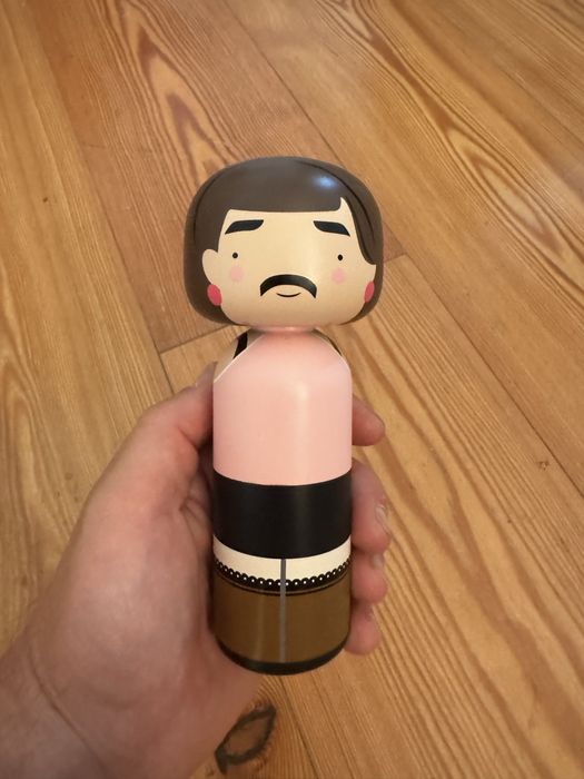 Freddie Mercury Kokeshi Sketch.inc para Lucie Kaas colecao
