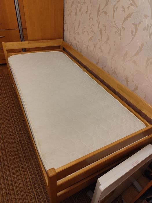 Продам кровать бук з матрацем 190*200