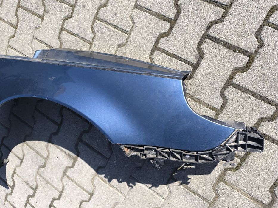Błotnik prawy przód Saab 95 lift niebieski lakier 300 klapa bagażnika