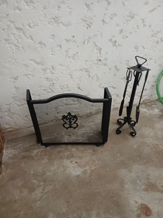 Grelha e ferramentas de lareira