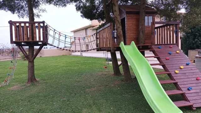 CASINHA NA ARVORE COM PARQUE INFANTIL E TIROLESA