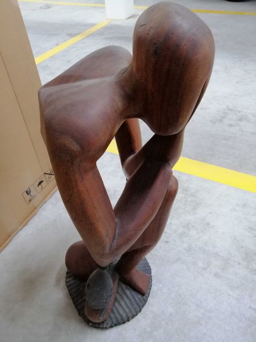 Estatueta de madeira o pensador