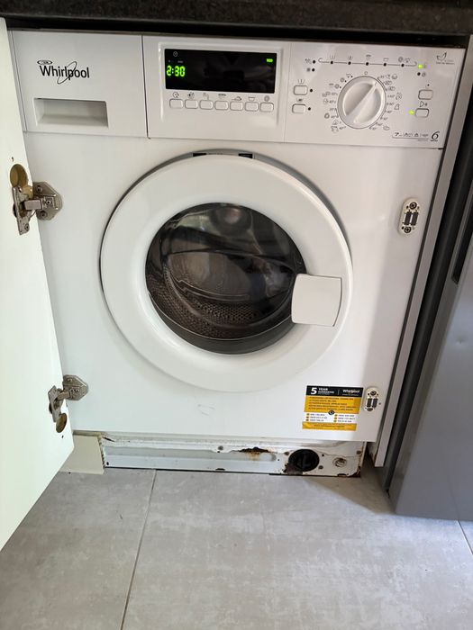 Máquina de lavar roupa inbutida usada