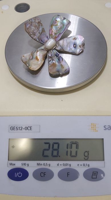 Alfinete de prata artesanal com madrepérola