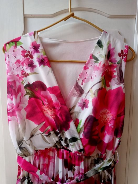 Sukienka na wakacje plisowana fuksja