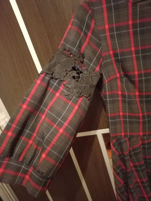 Елегантна жіноча сукня в клітинку з поясом