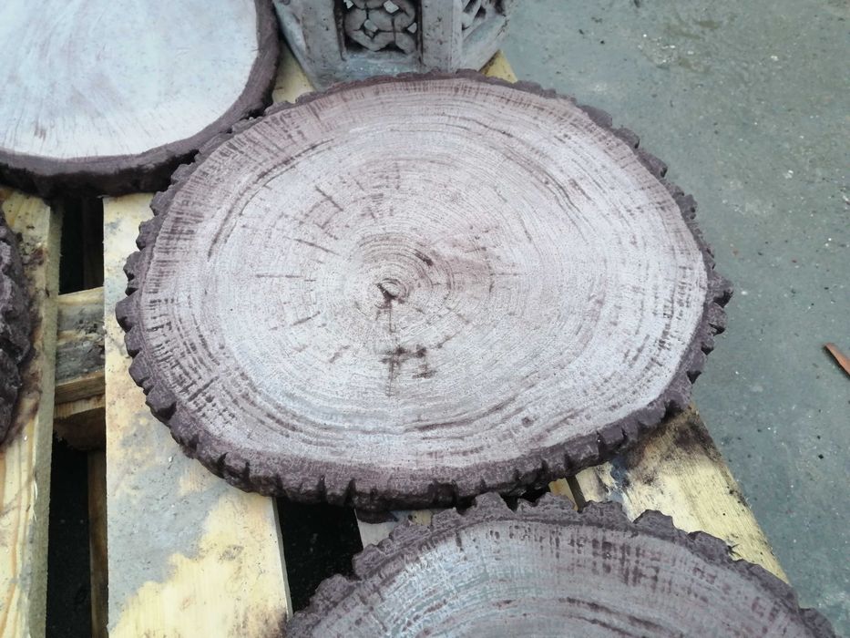 Płyty betonowe, płytki imitujące plastry drewna, krążki drewniane