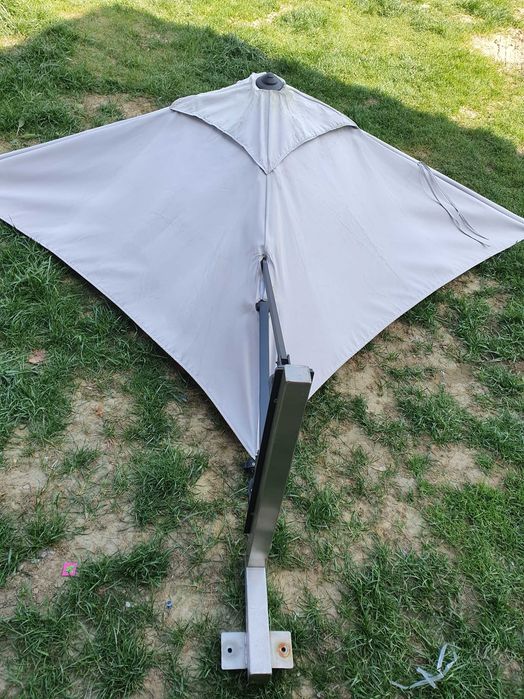 Parasol ogrodowy z mocowaniem ze stali nierdzewnej.