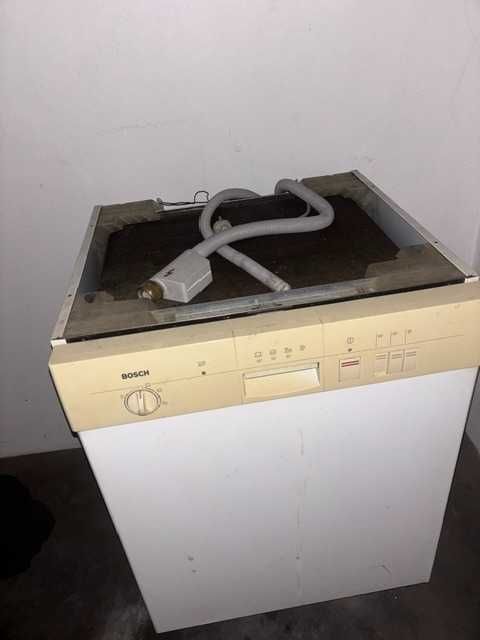 Dá-se Máquina de lavar loiça Bosch para desocupar.