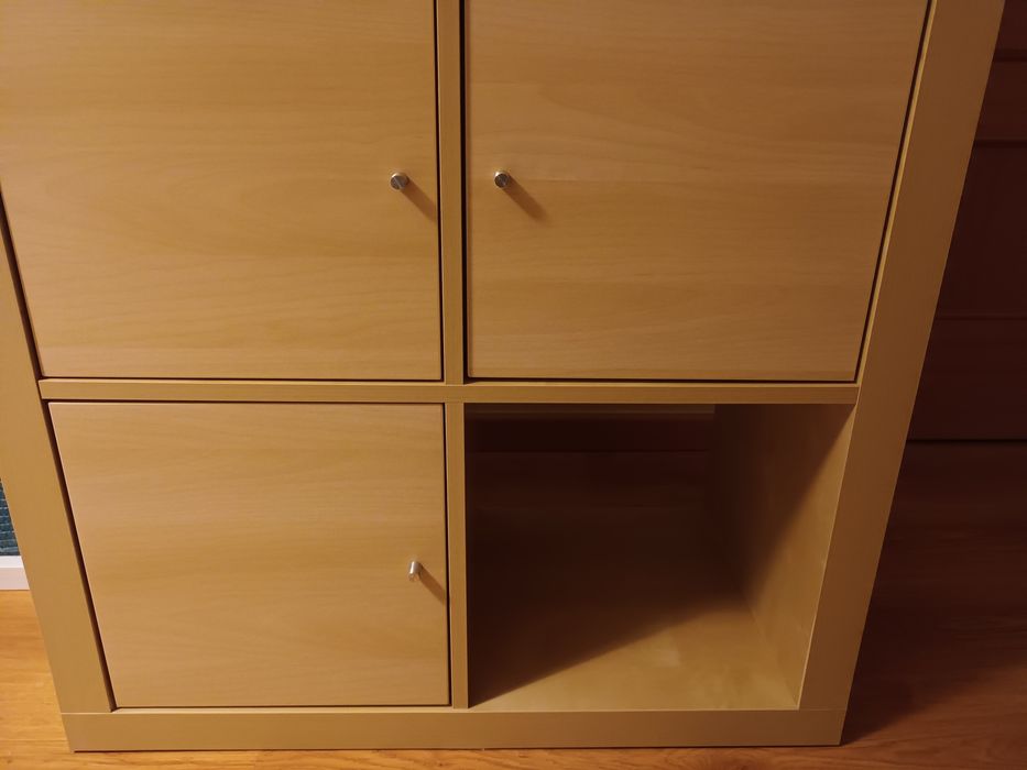 Estante em cubos com portas