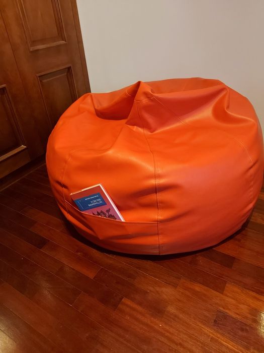 Puf Grande em Pele Vermelho, diâmetro: +/- 95cm, com bolso.
