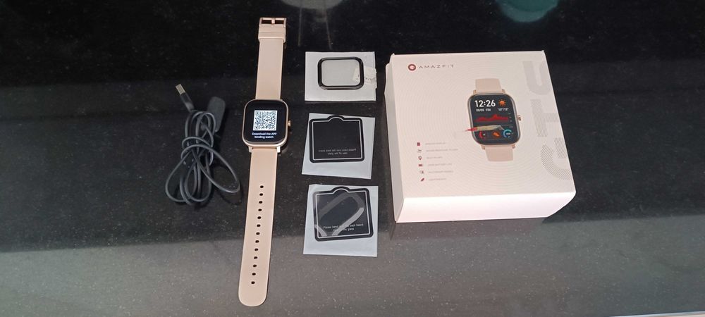 Smartwatch Amazfit GTS rosa dourado em pleno funcionamento